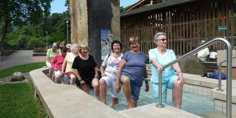 Wassertreten im Kneippbecken